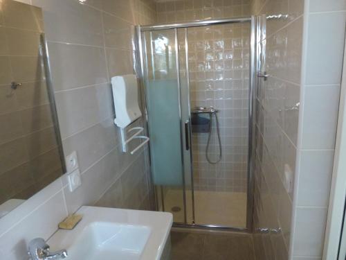 a bathroom with a shower and a sink at Studio de charme, piscine et mer à pieds in Six-Fours-les-Plages