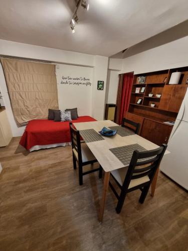 um quarto com uma mesa de jantar e uma cama em Departamento en pleno centro de Ciudad de Mendoza em Mendoza