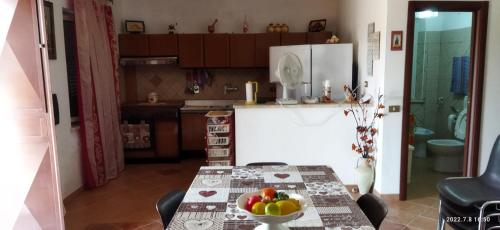Villa Bonaffini في Mazzarino: مطبخ مع طاولة عليها صحن من الفواكه
