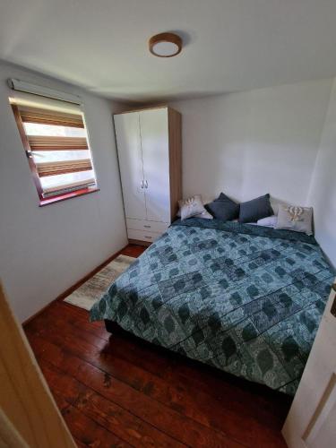 a bedroom with a bed and a window at Gajica konak-Orasac in Arandelovac