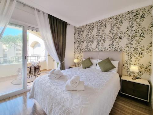 um quarto com uma cama com toalhas em Luxury Hacienda Playa em Marbella