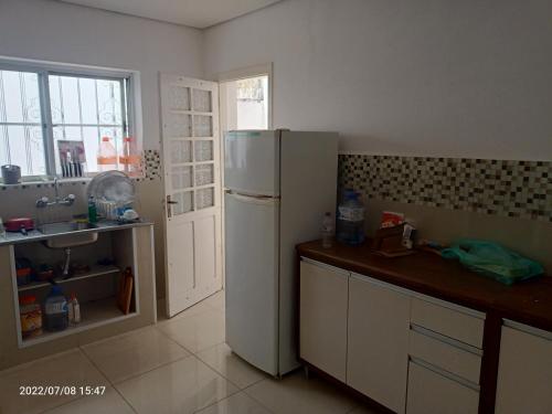 サンパウロにあるFriends forever hostelのキッチン(白い冷蔵庫、シンク付)
