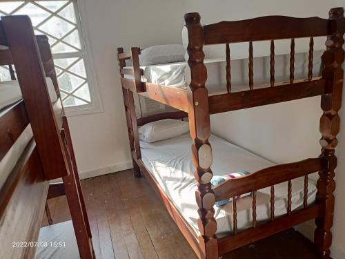 サンパウロにあるFriends forever hostelの部屋に二段ベッドがいくつかある