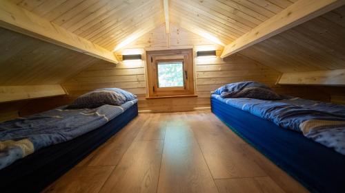 Postel nebo postele na pokoji v ubytování Domki nad jeziorem Kolonia Rybacka