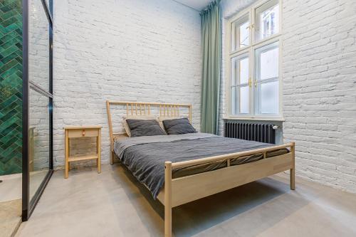 Posteľ alebo postele v izbe v ubytovaní Krásny byt v historickom centre Bratislavy