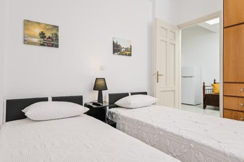 Postel nebo postele na pokoji v ubytování Akakia Residence - Vivlos Village