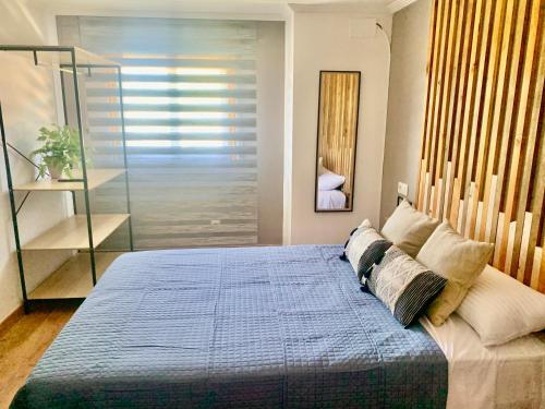 1 dormitorio con 1 cama con edredón azul en Blue House - Feel The Vibe, en Vigo