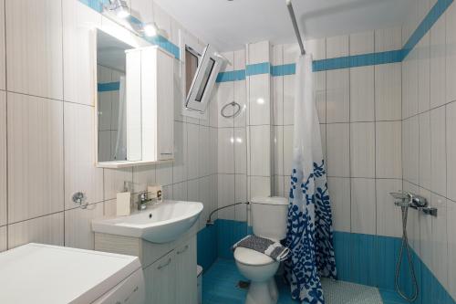 La salle de bains est pourvue de toilettes blanches et d'un lavabo. dans l'établissement Independent studio with yard, à Balíon