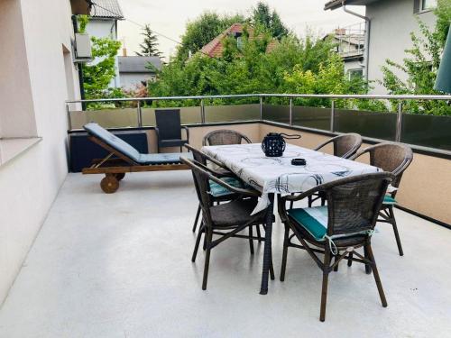 盧比安納的住宿－Apartment Armic，阳台配有桌椅和桌子