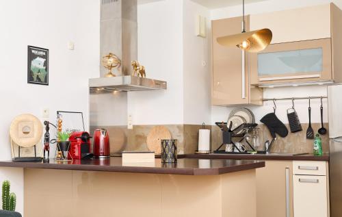 Dapur atau dapur kecil di Appartement Wakandais-proche Disney, parking & wifi