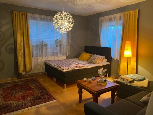 ein Wohnzimmer mit einem Bett und einem Tisch in der Unterkunft Anita in Kristianstad