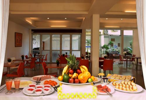 a table with a bowl of fruit on top of it at La Siesta Hotel in Santa Cruz de la Sierra