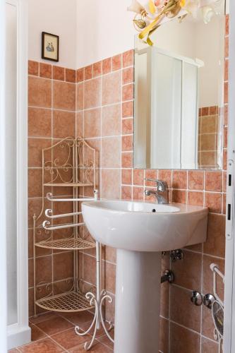 a bathroom with a sink and a mirror at Tenuta delle Acque in Acquasparta