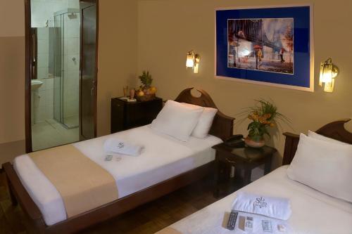 Postel nebo postele na pokoji v ubytování La Siesta Hotel