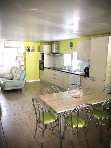 une cuisine avec une table, des chaises et un canapé dans l'établissement Les couleurs de Balaruc Les Bains, à Balaruc-les-Bains