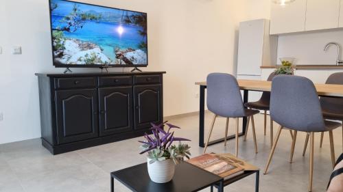 Μια τηλεόραση ή/και κέντρο ψυχαγωγίας στο Apartment Noel Cavtat 1