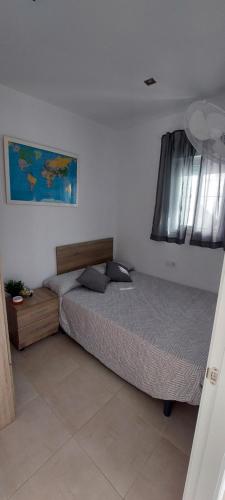1 dormitorio con 2 camas y un mapa en la pared en Casa totalmente nueva a 50 metros de la playa, en El Palmar