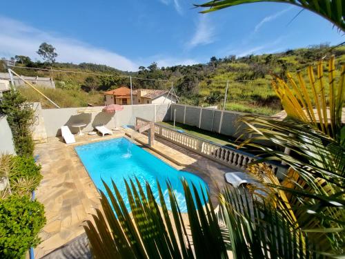 uma piscina no quintal de uma casa em Recanto Serra Negra - Sossego e lazer! em Serra Negra