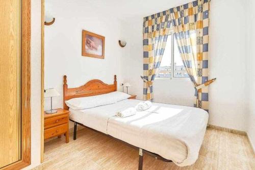 - une petite chambre avec un lit et une fenêtre dans l'établissement Espanhouse Felisa apartment, à Torrevieja