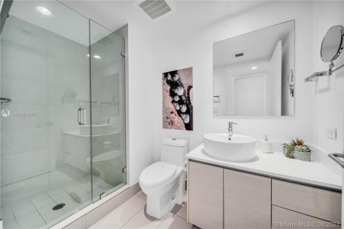哈兰代尔海滩Chic Beach Studio Walk to Shore Sleeps 4 -14B的配有马桶、水槽和淋浴的浴室