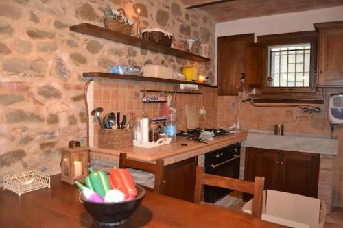 una cucina con tavolo e ciotola di Monolocale Rustico Mamma Piera a Manciano