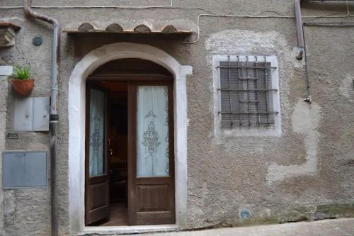 un ingresso a un edificio con porta e finestra di Monolocale Rustico Mamma Piera a Manciano