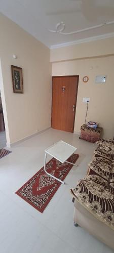 une chambre avec deux tapis au sol et une chambre avec une porte dans l'établissement ISKCON Hare Krishna Homestay, à Vrindavan