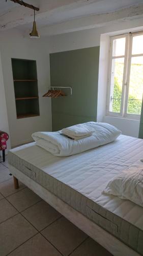 Ένα ή περισσότερα κρεβάτια σε δωμάτιο στο Ma Maison Chambourgeoise