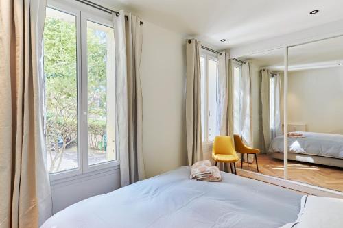 une chambre avec un lit et une grande fenêtre dans l'établissement Appartement exceptionnel avec parking Centre-ville Aix-en-Provence, à Aix-en-Provence