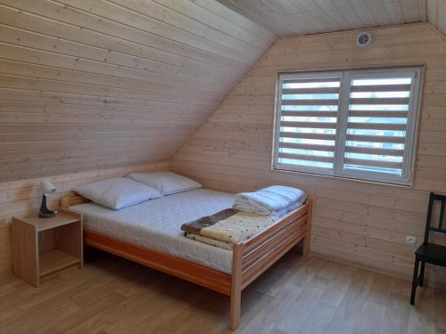 เตียงในห้องที่ Malwa Domki Letniskowe