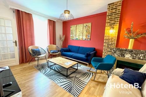 een woonkamer met een blauwe bank en stoelen bij Grande maison de 140 m2 avec jardin ! 5 chambres in Limoges