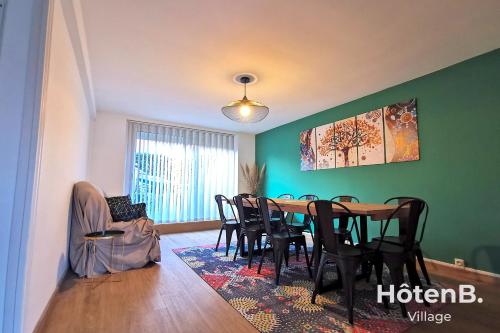 une salle à manger avec une table et des chaises dans l'établissement Grande maison de 140 m2 avec jardin ! 5 chambres, à Limoges