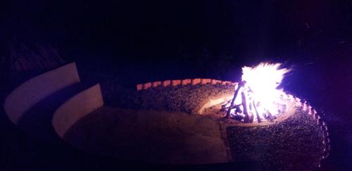 a fire pit in the dark at night at Recanto do Leão in Alagoa