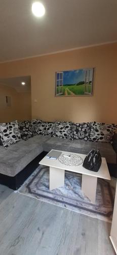 Ένα ή περισσότερα κρεβάτια σε δωμάτιο στο Apartman Kika 1