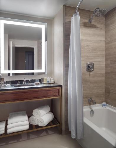 Omni Richmond Hotelにあるバスルーム