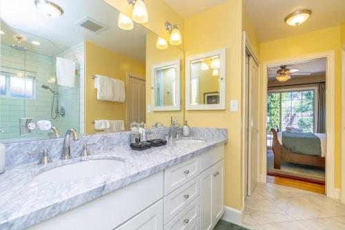 A bathroom at Elegant River Park Sanctuary