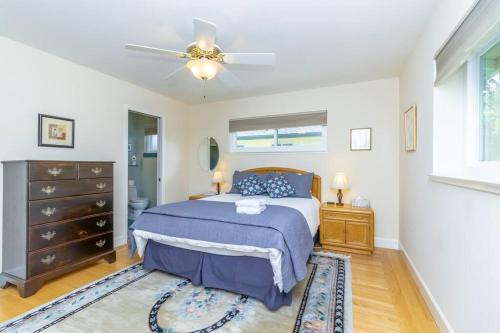 A bed or beds in a room at Elegant River Park Sanctuary