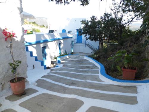 Una pasarela en Santorini con escaleras azules en Villa Kotetsi - Rooms To Let - Volissos - Chios en Volissos