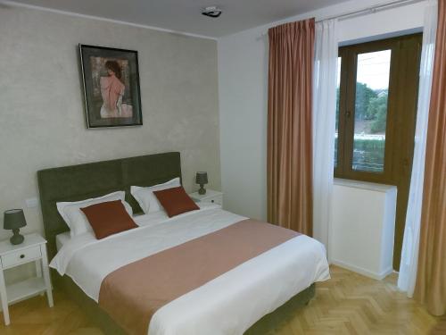een slaapkamer met een groot bed en een raam bij Water Lily Apartment Studio 2 free parking- self check-in in Oradea