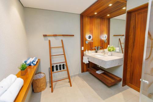 a bathroom with a sink and a mirror at HostPB-DECK molhado privativo-Melhor LOCALIZAÇÃO de Pipa in Pipa
