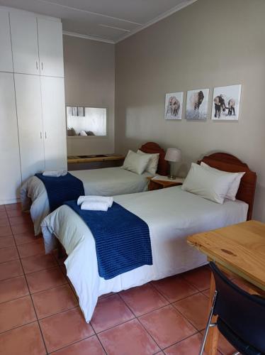 a bedroom with two beds and a table at Kleine Nessie in Worcester