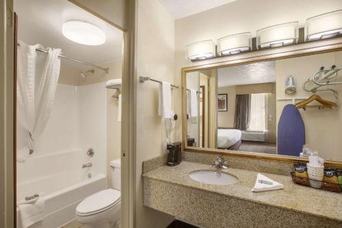 Ett badrum på Best Western Southlake Inn