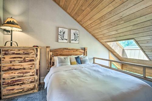 Llit o llits en una habitació de Ski-InandSki-Out Lutsen Retreat with Pool Access!