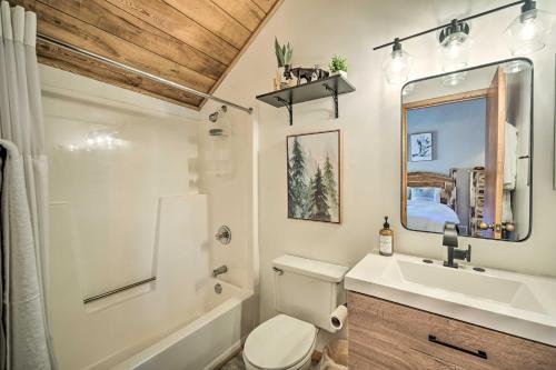 Bany a Ski-InandSki-Out Lutsen Retreat with Pool Access!