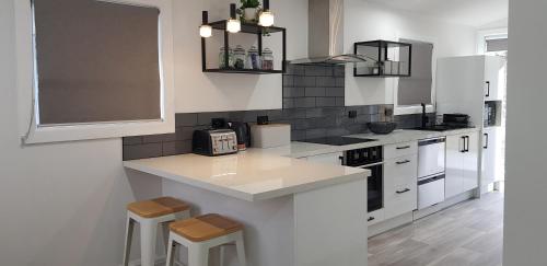 Kuchyň nebo kuchyňský kout v ubytování Pioneer Motel