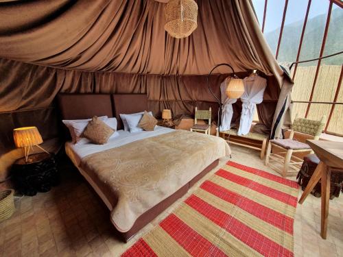 ein Schlafzimmer mit einem Bett in einem Zelt in der Unterkunft Kasbah Africa in Ouirgane