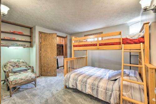 OrrvilleMimis Place about Ohio Countryside Duplex with Deck的一间卧室，有两张双层床和一把椅子