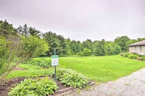 Κήπος έξω από το Mimis Place about Ohio Countryside Duplex with Deck