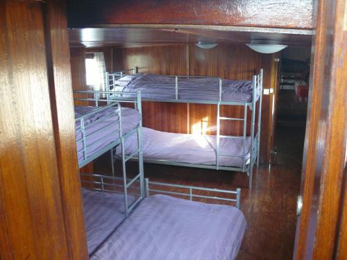 two bunk beds in a boat with a window at De Boot in Merkem