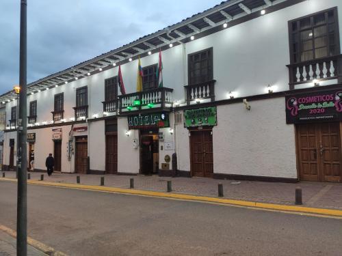 a building on the side of a street at Hotel el Che No apto para corruptos in Azogues